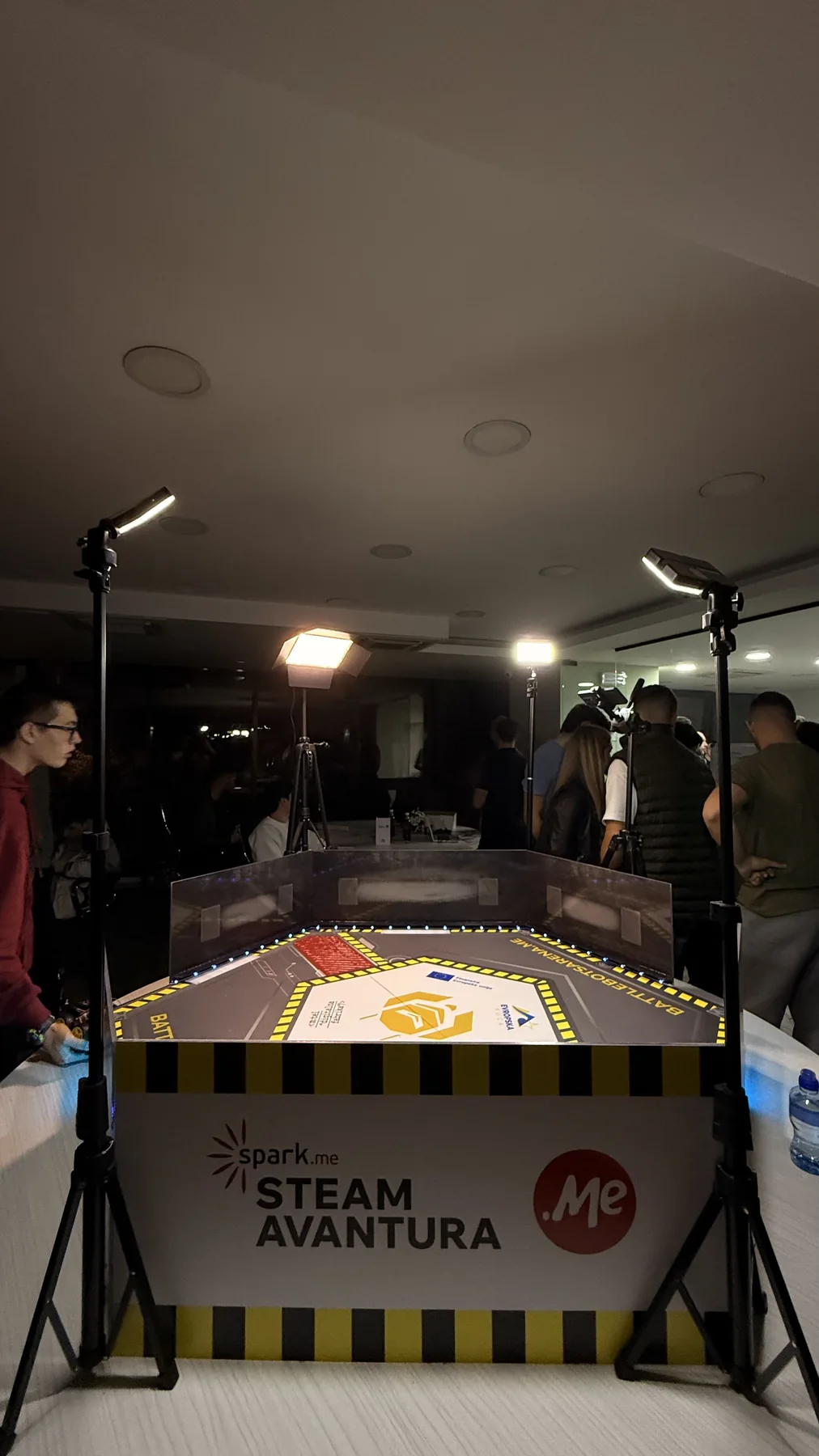 BattleBots arena, produkcijska rasvjeta i učesnici iza scene