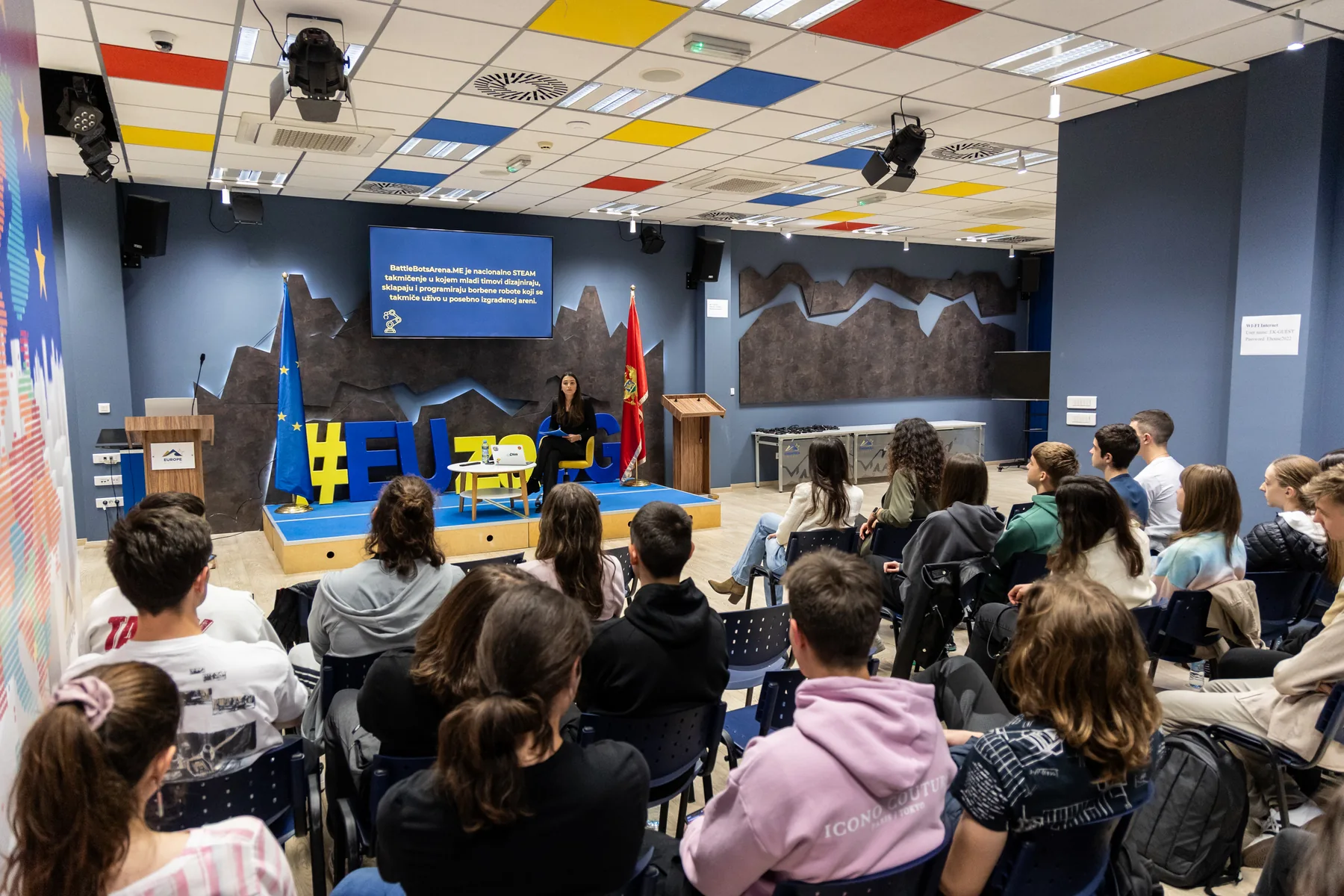 Predavanje za učesnike BattleBots Arena programa u učionici