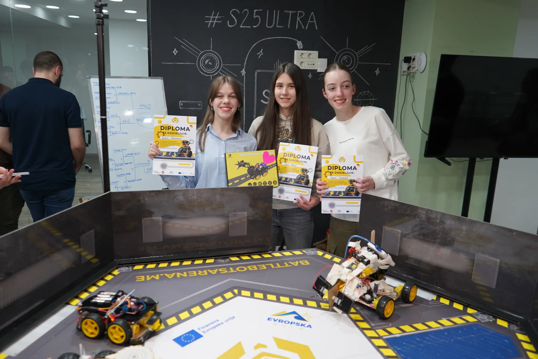 Pobjednički tim sa diplomama pored BattleBots arene
