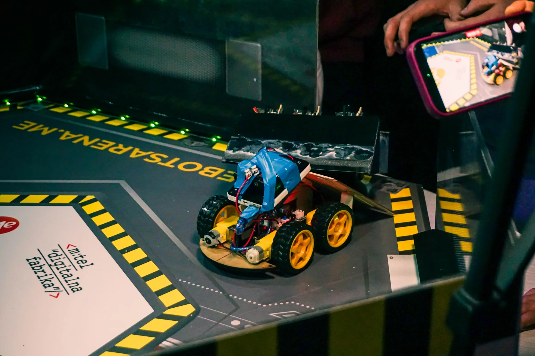 Robot spreman za borbu unutar BattleBots arene
