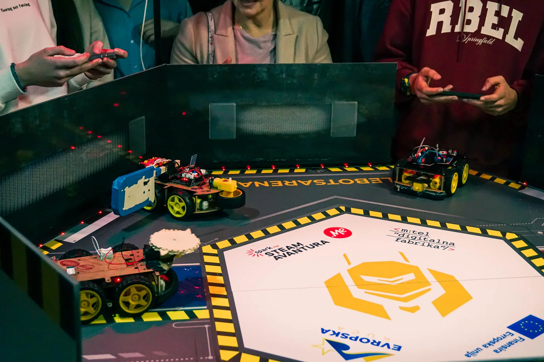 Više robota i takmičari pripremaju se za borbu u areni