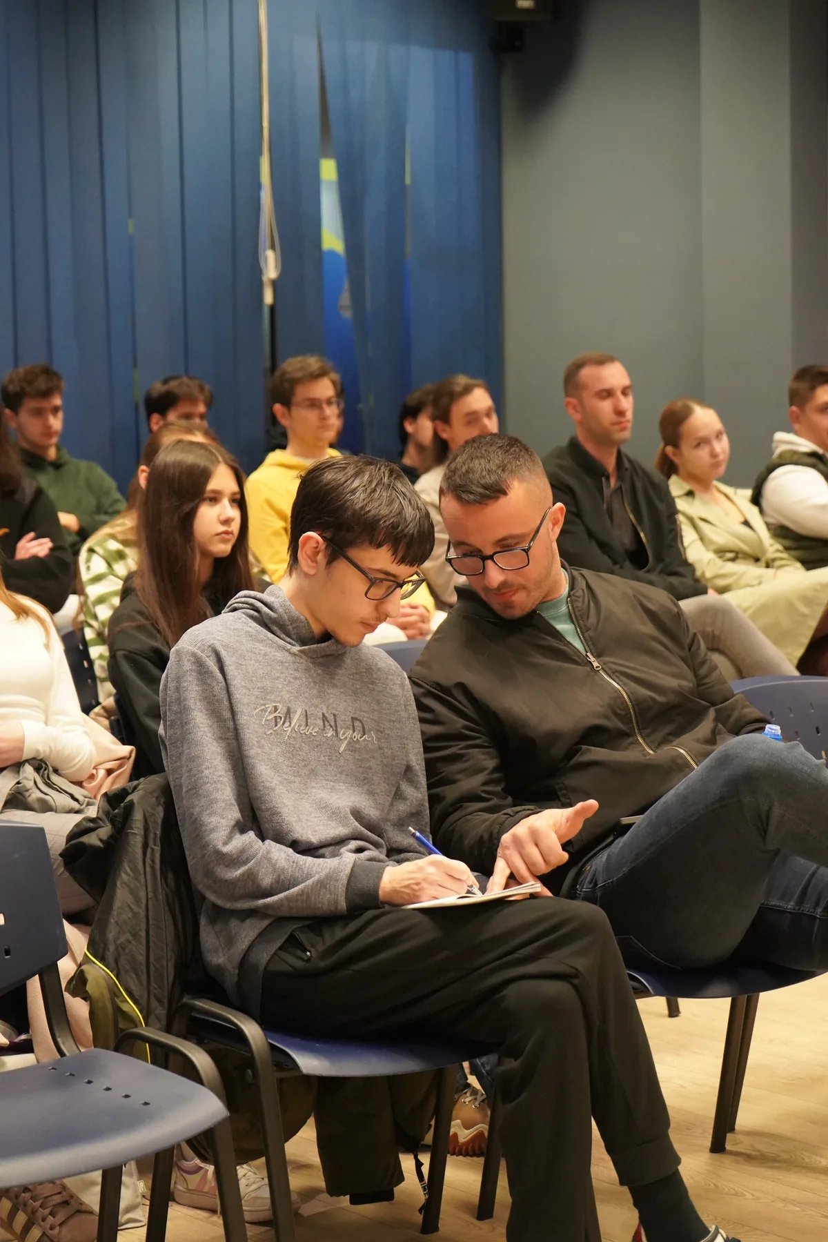 Mladi učesnici BattleBots Arena programa tokom zajedničke pripreme