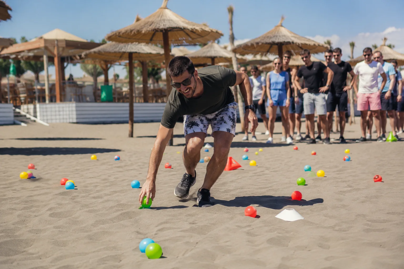 Konceptualni vizual team building poligona sa lopticama na plaži